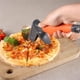 thumbnail image 3 of Cortador de pizza de acero inoxidable con mango ergonómico antideslizante | Cuchillo afilado para cortar masa, lasaña y dulce de azúcar | Herramienta de cocina fácil de limpiar y guardar para uso, 3 of 3