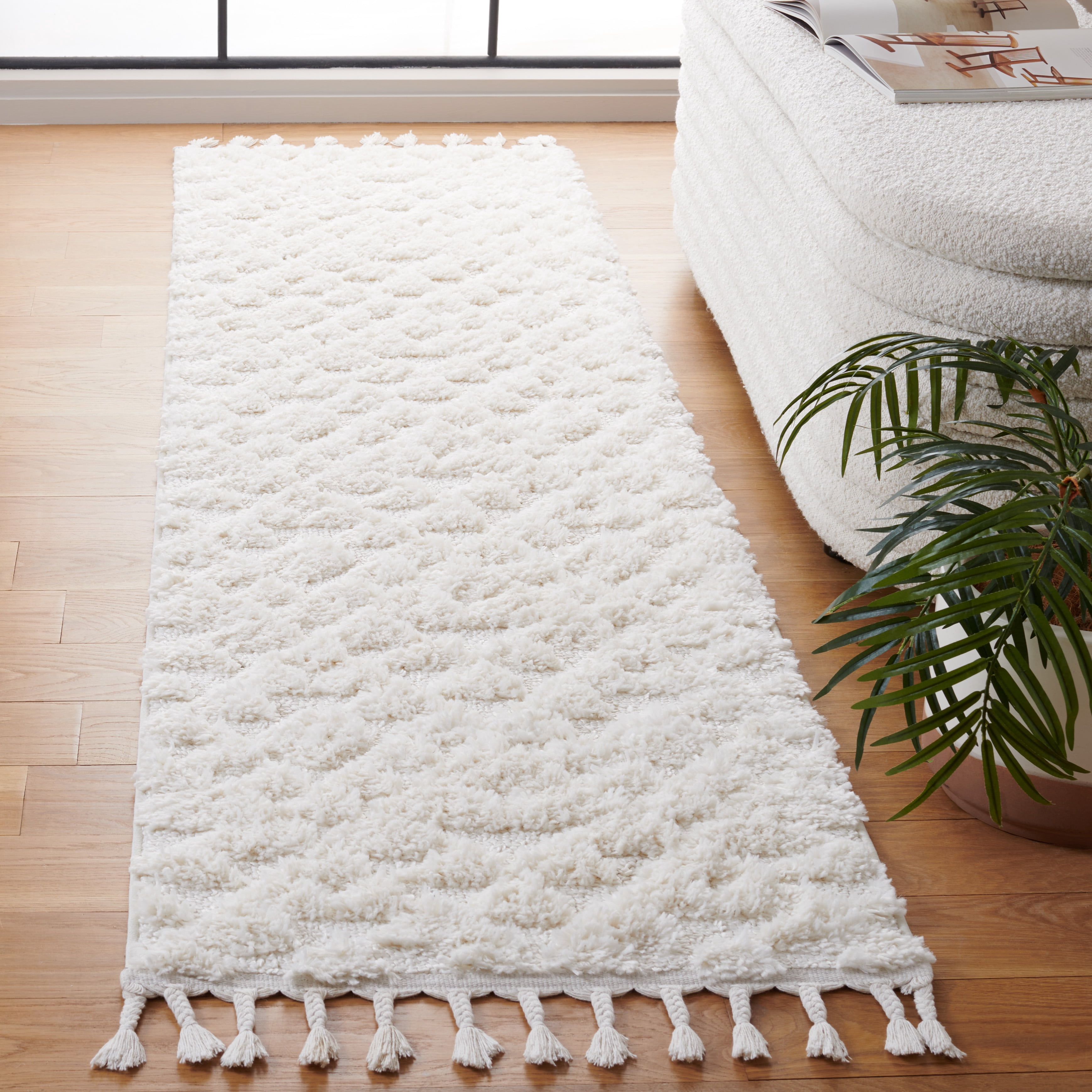 SAFAVIEH Moroccan Tassel Larry Geometric Shag Runner Rug, Ivory, 2'3" x 8'
