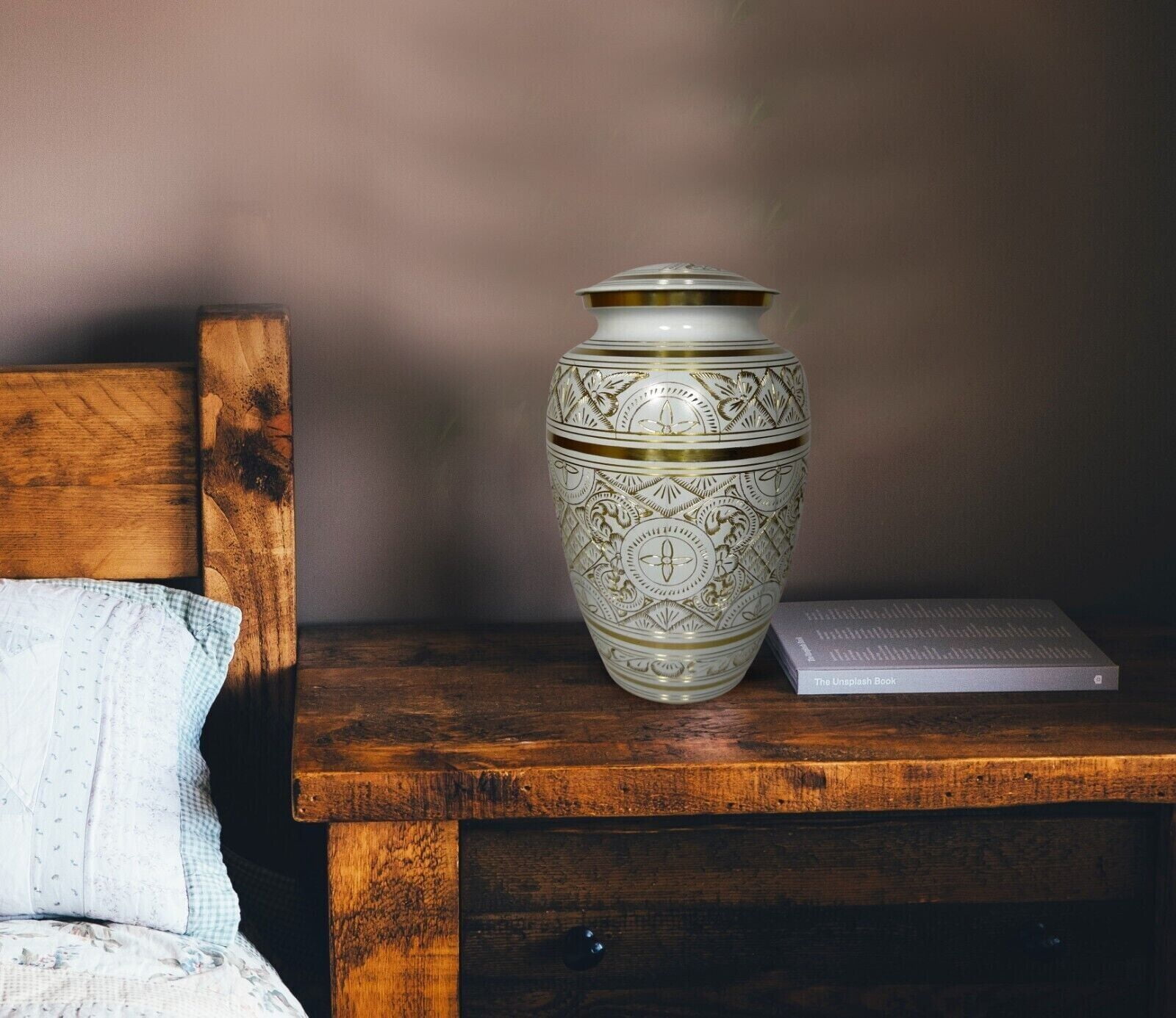 Engraved Cremation Urn White And Gold Funeral Burial Urn For Human And Pet Ashes Large size adult urn with velvet bag