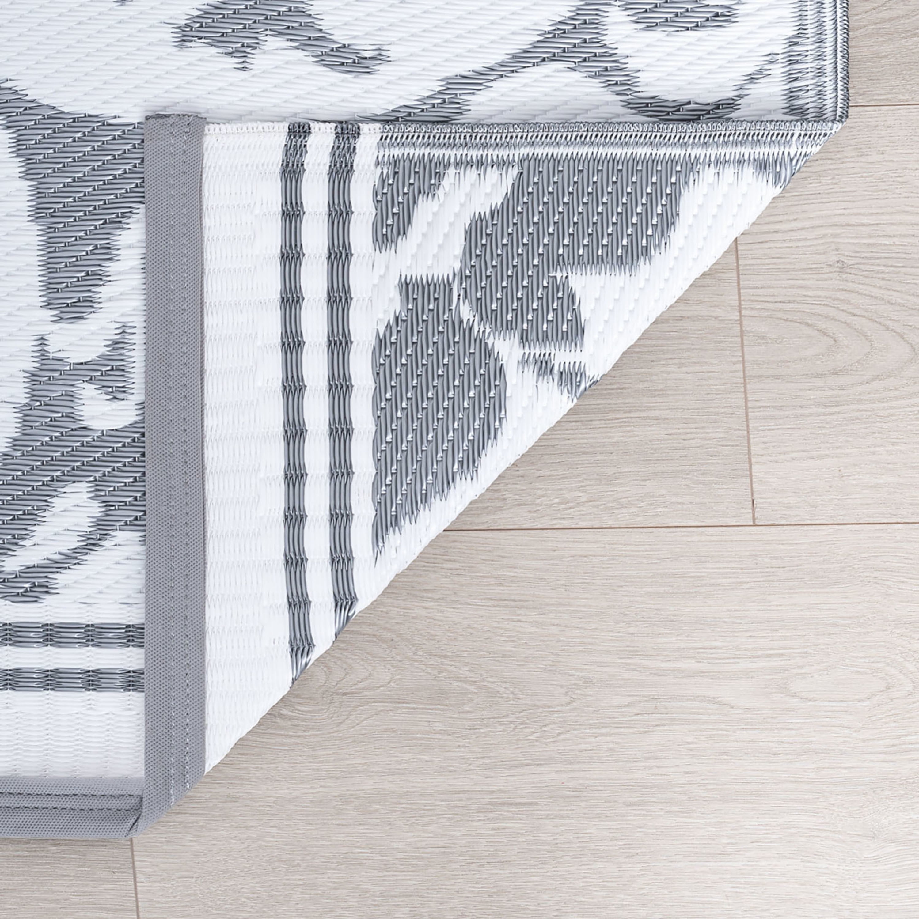 8x10 Reversible Gray and White Polypropylene Outdoor Scroll Area Rug