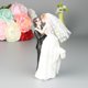 thumbnail image 1 of Figura moderna hecha a mano para decoración de tartas de boda, novia y novio, decoración rústica para tartas para bodas, decoración de escritorio con estatua de pareja divertida, abrazo volador (2 uni, 1 of 5