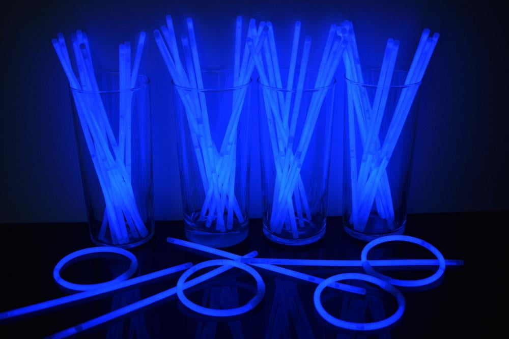 FREE P&P Glow Sticks Glow Bracelets 8” Glowsticks Neon UV 
