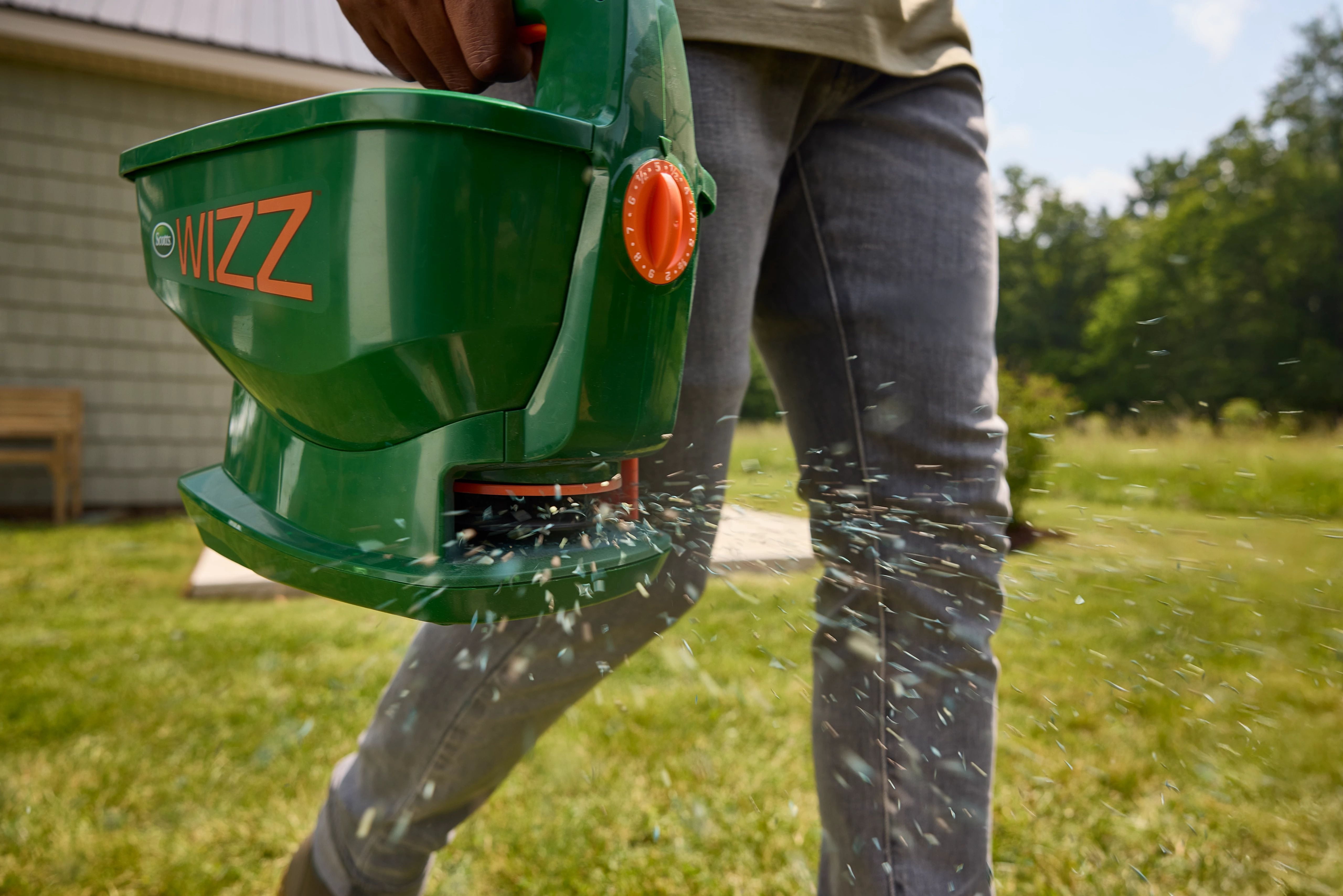 Scotts Wizz Year-Round Spreader - Walmart.ca