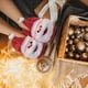 thumbnail image 4 of Pantuflas navideñas de Papá Noel para hombre y mujer | Pantuflas de felpa antideslizantes y acogedoras para interiores | Calzado rojo cálido y grueso para las fiestas de invierno | Ideales para, 4 of 6