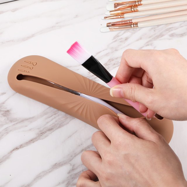 Seitruly Soporte para brochas de maquillaje de silicona hecho con estuche para brochas de maquillaje organizador de brochas de maquillaje seguro Ayudas para vestirse con gancho de botón marrón