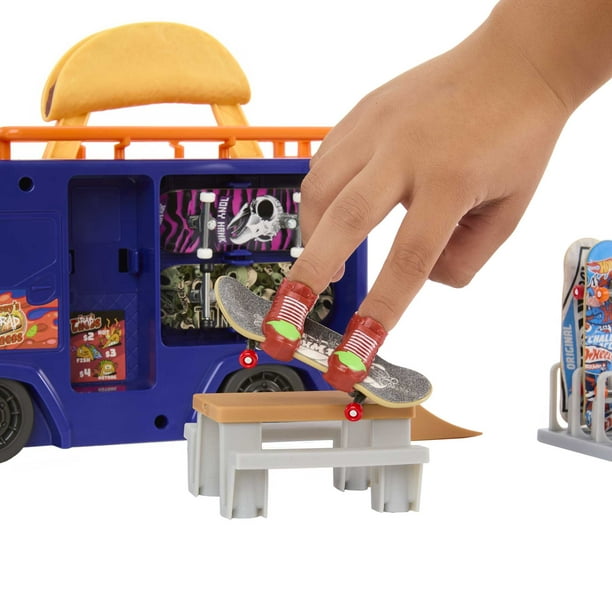 Hot Wheels Skate Taco Truck Play Case with 1 Fingerboard & 1 Pair