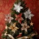 thumbnail image 4 of Flores artificiales navideñas de 28 cm con lentejuelas brillantes, flores de pascua de tela, flores artificiales para decorar el árbol de Navidad, bodas, cumpleaños y coronas decorativas, 4 of 7