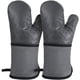 thumbnail image 2 of Guante de silicona para horno Good Grips, guantes para hornear resistentes al calor, guantes de cocina grises extra largos con franja de silicona antideslizante para asar y hornear, 2 of 8