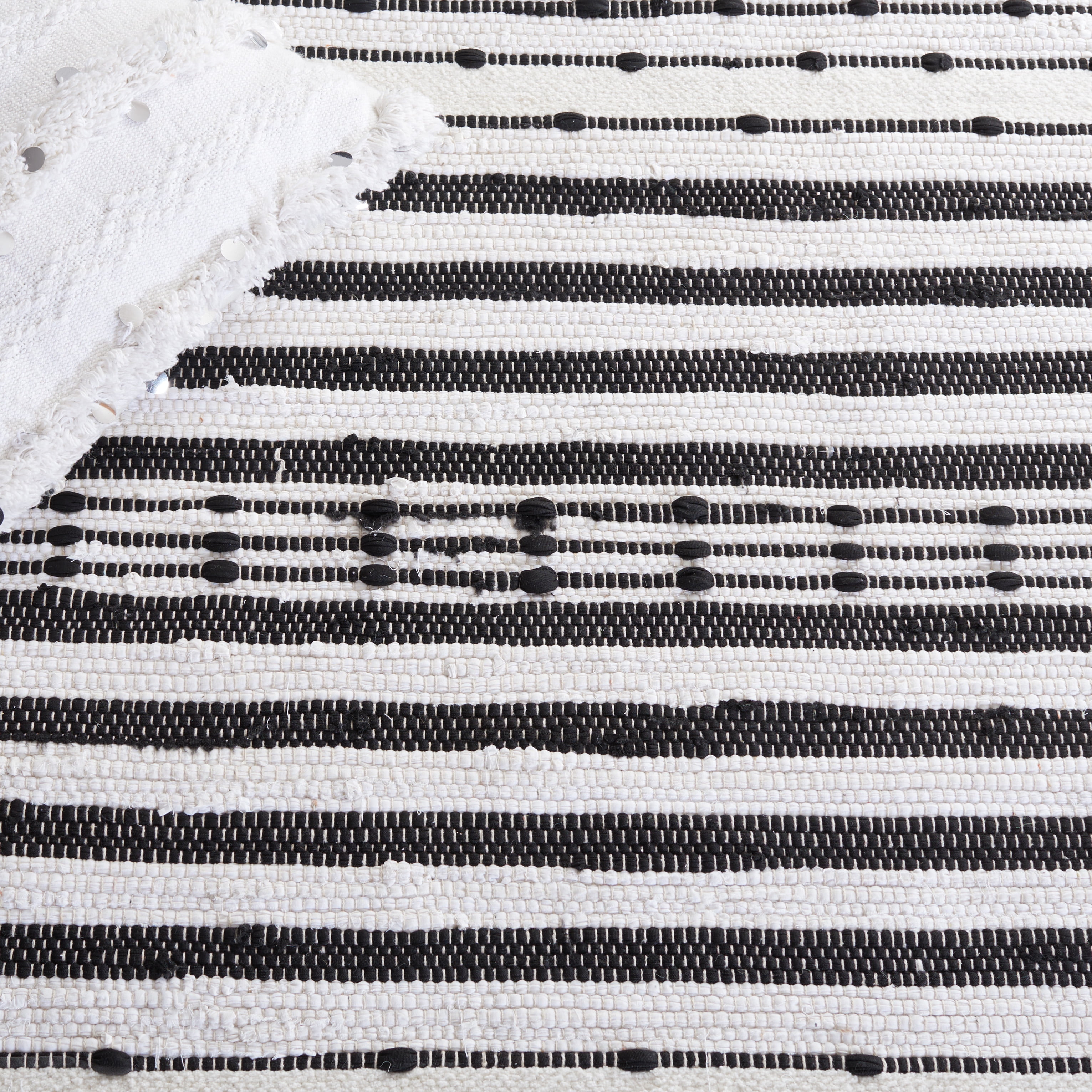SAFAVIEH Striped Kilim Feride Striped Cotton Area Rug, Black/Ivory, 6' x 6' Round