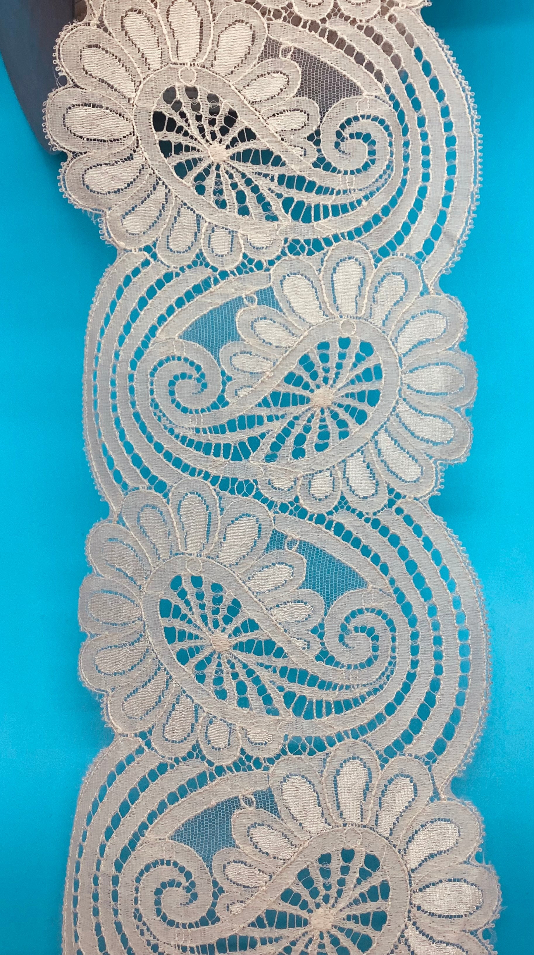 Beige 5-1/2" Paisley Lace Trim