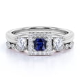 thumbnail image 1 of JeenMata Juego de Anillos de Boda con Halo Cuadrado de Moissanita y Zafiro Azul Creado en Laboratorio de Corte Princesa de 1,5 TCW Trilogy, 1 of 6