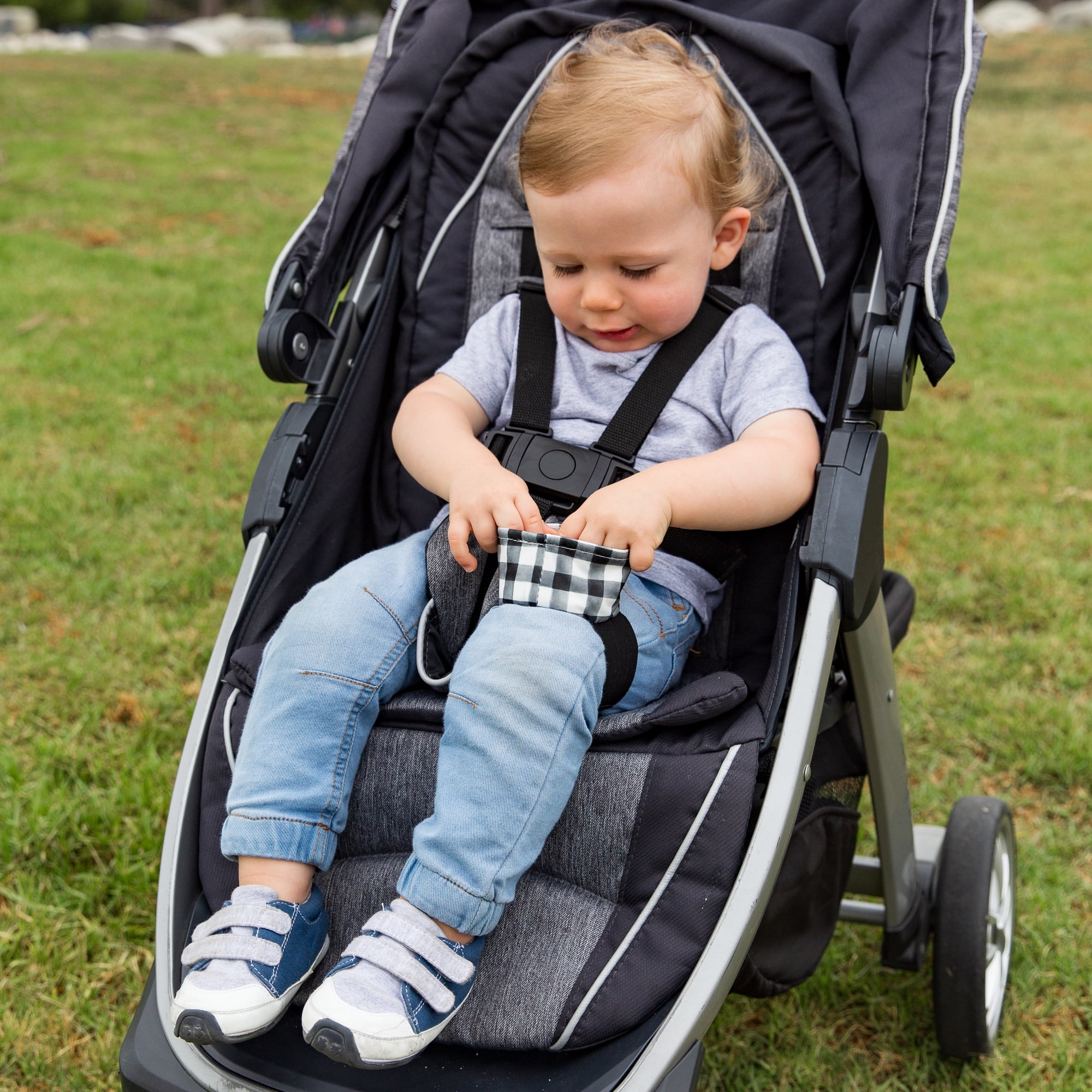 J.L. Childress Wearabowl Snack Cup.  9 months and up. Black/White Checkered.