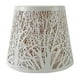thumbnail image 2 of Pantalla metálica para lámpara colgante con diseño de árbol grabado. Pequeño blanco, 2 of 9