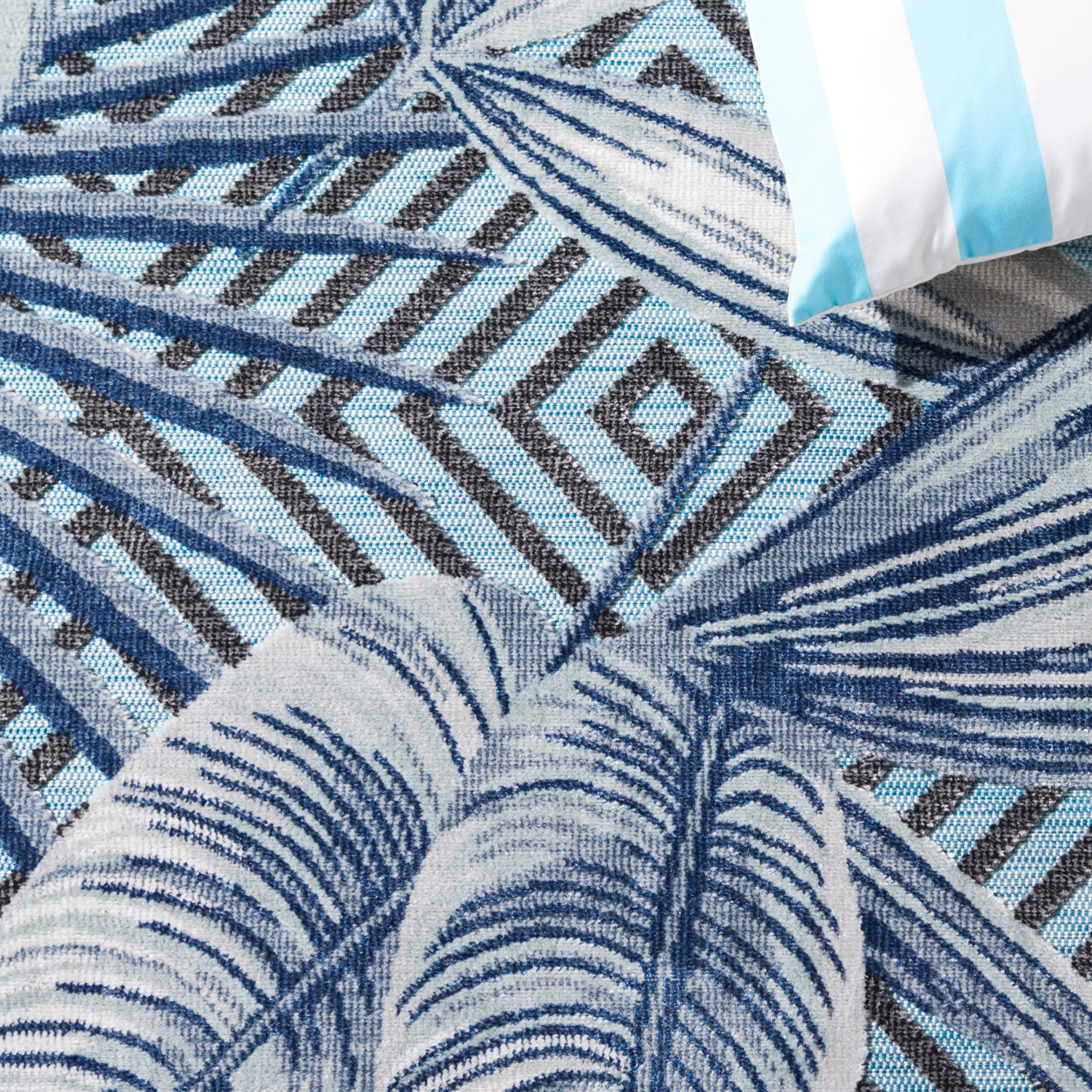 SAFAVIEH Cabana Salima Indoor/Outdoor Area Rug, Aqua/Navy, 7' x 7' Round