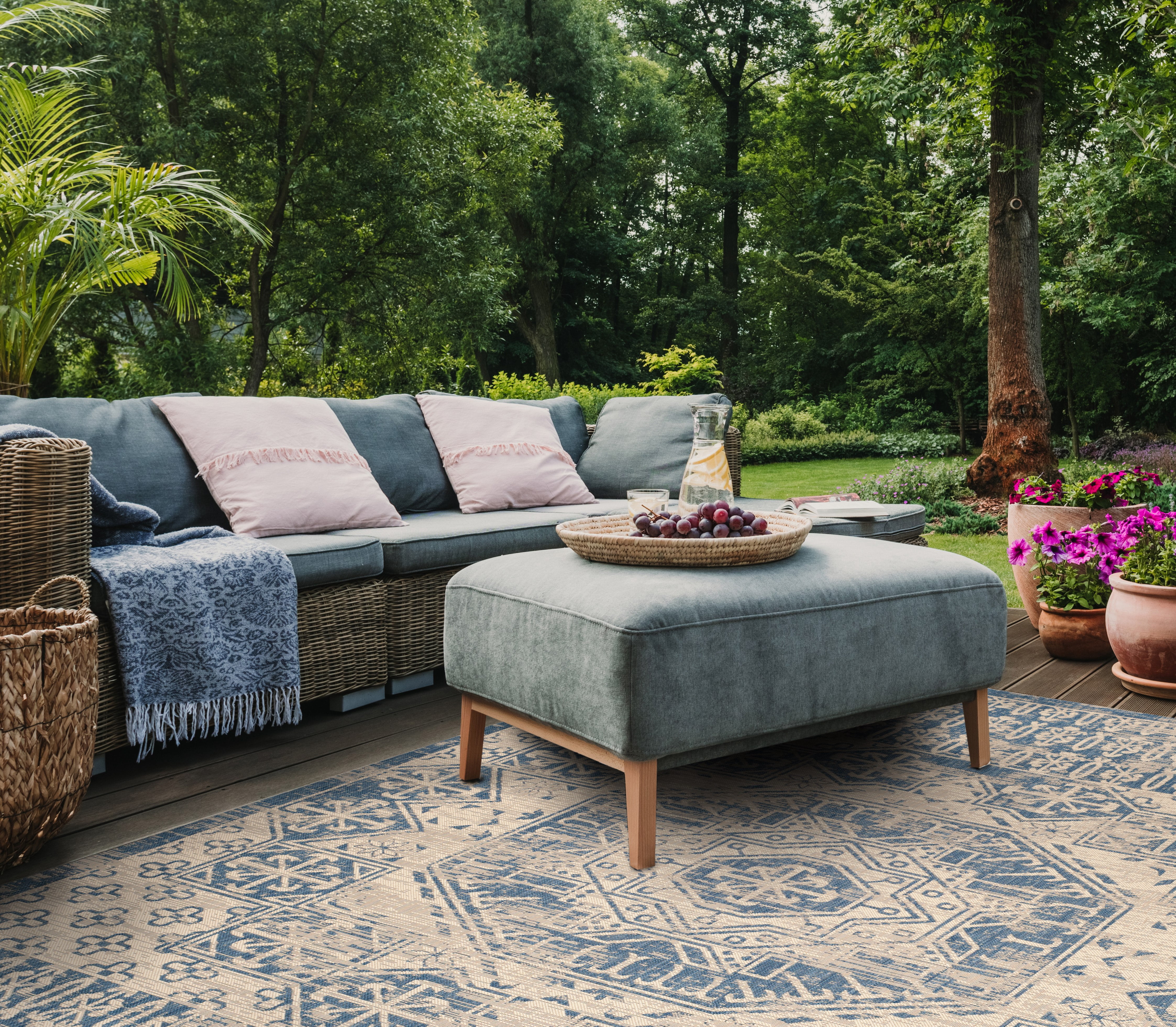 SAFAVIEH Courtyard Tangier Medallion Indoor/Outdoor Area Rug, Beige/Blue, 5'3" x 7'7"