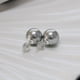 thumbnail image 5 of Pendientes de perlas de cristal de cáñamo con clip para la oreja, redondos, fuertes y ligeros, pendientes de pasador de plata 925, 5 of 6
