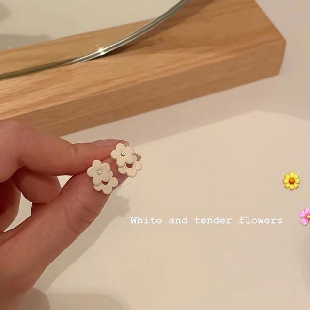 Pendientes asimétricos de flores de conejo para niña, diseño de nicho creativo Mori, pendientes de dibujos animados