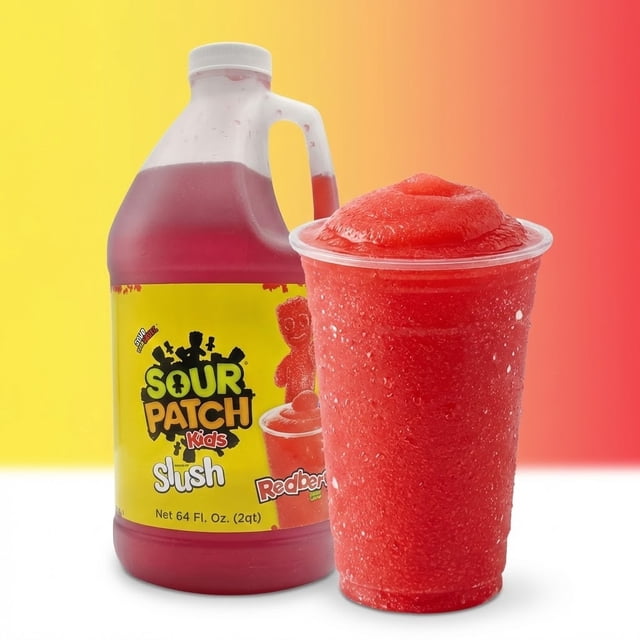 Sour Patch Kids Sirop de Barbotine à la REDBERRY Concentré 5:1 dans une Bouteille de 1,89 L (64 oz), Exposé à Côté d'Une Barbotine Rouge Vibrante dans un Gobelet en Plastique Transparent. la Bouteille Présente une Étiquette Jaune avec le logo Sour Patch Kids et un Graphique de REDBERRY. l'Arrière-plan Fait la Transition du Jaune au Rouge, Complétant le Thème du Produit.