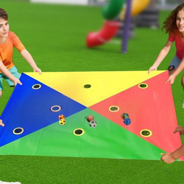 juego de trabajo en equipo con lona de agujero, interactivo con pelota, juego de formación de equipos para actividades, fiestas familiares, eventos — Lona perforada multicolor 210 x 140 cm vista frontal con cuatro personas sosteniendo las esquinas; lona en paneles amarillo, rojo, azul y verde con orificios circulares reforzados y seis pelotas de 6,5 cm en el centro. Para dinámicas de cohesión y coordinación en grupos de hasta 6 participantes, adecuada para interiores, exterior y fiestas familiares.