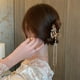 thumbnail image 4 of Zhuge Pinzas de mariposa, 1 pieza, pinza de pelo de metal con forma de mariposa, horquilla dorada, pinza para el pelo con borla de mariposa para peinar cabello grueso y fino para mujeres, 4 of 5