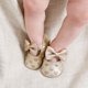thumbnail image 4 of 1 par de zapatos para bebés y niños pequeños, patrón de corazón, zapatos de bebé con lazo bordado, Bowknot Prewalker (dorado, 12 cm de longitud 5US 4UK 20.5EU 4.716 pulgadas), 4 of 5