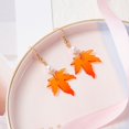 thumbnail image 4 of Pendientes de hoja de arce roja, pendientes navideños para mujeres y niñas, pendientes colgantes de perlas (estilo largo), 4 of 4