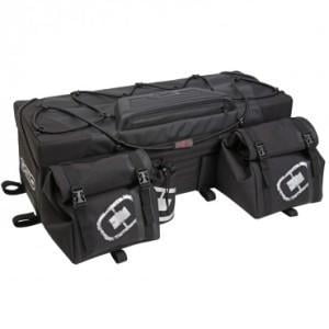caja cuatrimoto ogio honcho atv rear rack bag bolsa trasera negra para ATV, vista frontal centrada con silueta rígida; compartimento principal sin cremallera, dos alforjas laterales con distintivo OGIO, bolsillo superior moldeado con cremallera impermeable, correas elásticas de engranaje, asas reforzadas y anillos en D. Materiales 1280D balística y 600D poly; 11 pulgadas H x 33 pulgadas W x 11 pulgadas D. Apta también para almacenar equipo de viaje durante salidas.