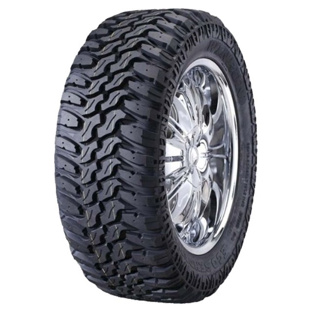 llanta 35x12.50r17 lt winrun mt305 121q winrun mt305 Vista 3/4 frontal de llanta Winrun MT305 35x12.50R17 en rin cromado; dibujo off-road con tacos escalonados y canales abiertos para expulsión de piedras, grava y lodo; flanco con marcaje y carcasa de varias capas. A menudo usada en vehículos 4x4 para terrenos off-road y travesías todoterreno.