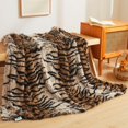 thumbnail image 1 of Manta XeGe Luxury de piel sintética con estampado de tigre 127 x 152 cm, 1 of 7
