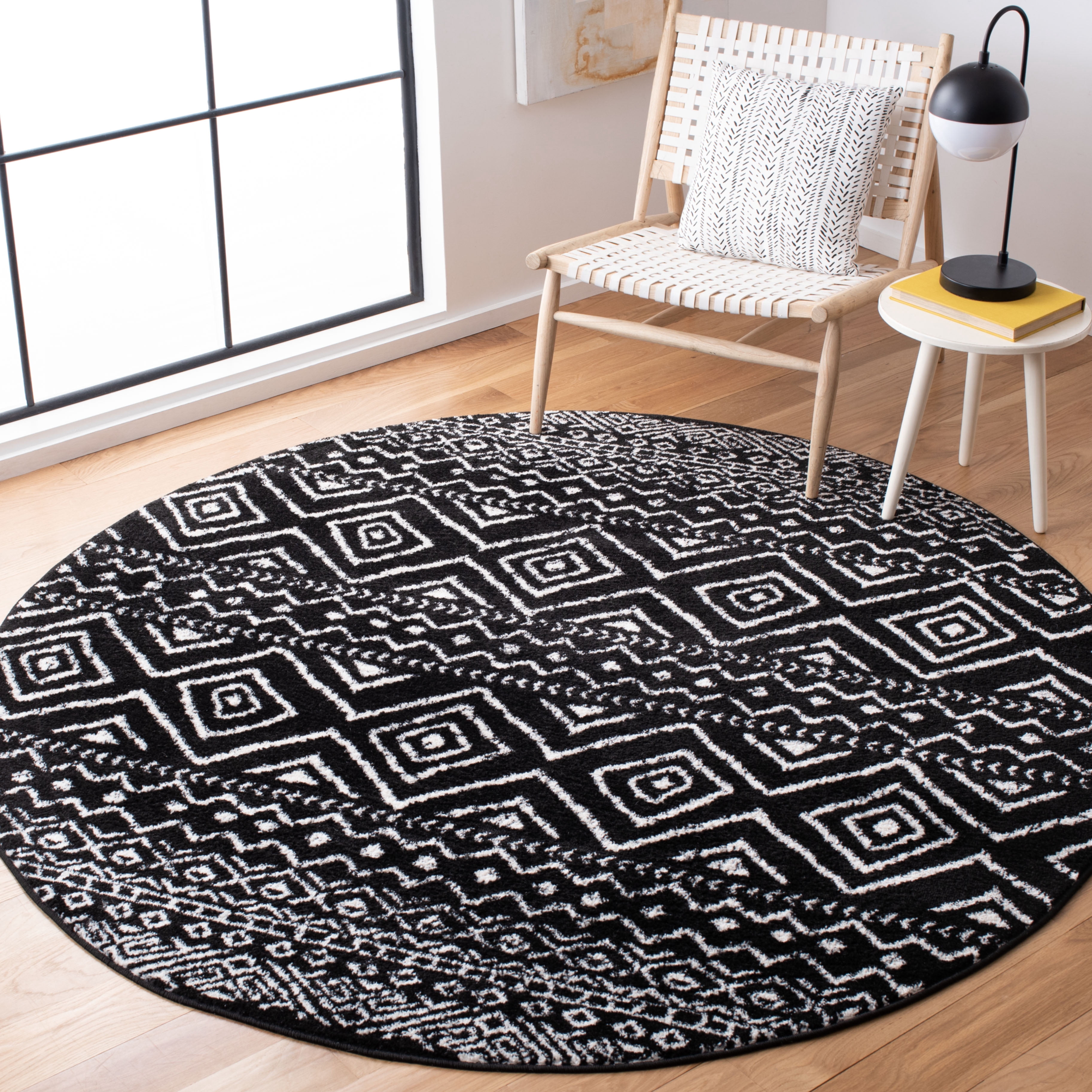 SAFAVIEH Tulum Merletta Oriental Area Rug, Black/Ivory, 5' x 5' Round