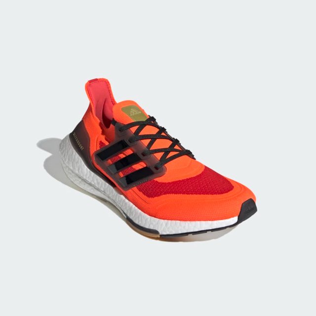 tenis adidas ultraboost fz1924 31 cm tenis running Solar Red/Core Black con ajuste ceñido tipo calcetín, exterior adidas Primeknit+, forro textil, cordones negros y estabilizador de talón negro; mediasuela Boost blanca (diferencial 10 mm: talón 30.5 mm/antepié 20.5 mm) y suela Stretchweb con caucho Continental™. Vista 3/4 frontal izquierda sobre fondo neutro; a menudo usados también para entrenamiento y uso urbano.