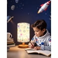 thumbnail image 4 of Lámpara de mesa infantil astronauta GFTDNS con base de madera y LED USB, 4 of 7