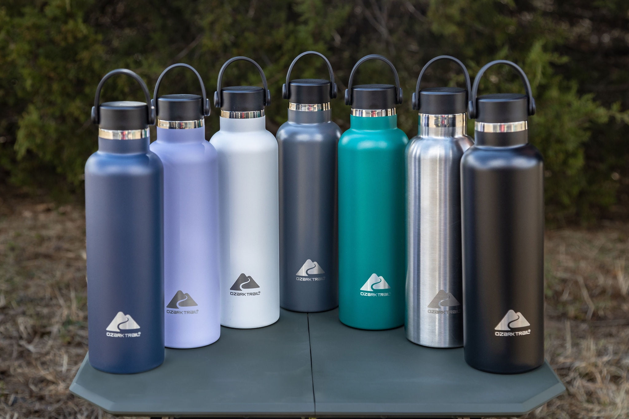One of the standout features of this water bottle is its insulation. Designed to keep your beverages at the desired temperature, it effectively maintains the coldness of cold drinks and the warmth of hot liquids. This is especially useful during outdoor activities or longer commutes, as it ensures that your drink remains refreshingly cold or hot for extended periods.