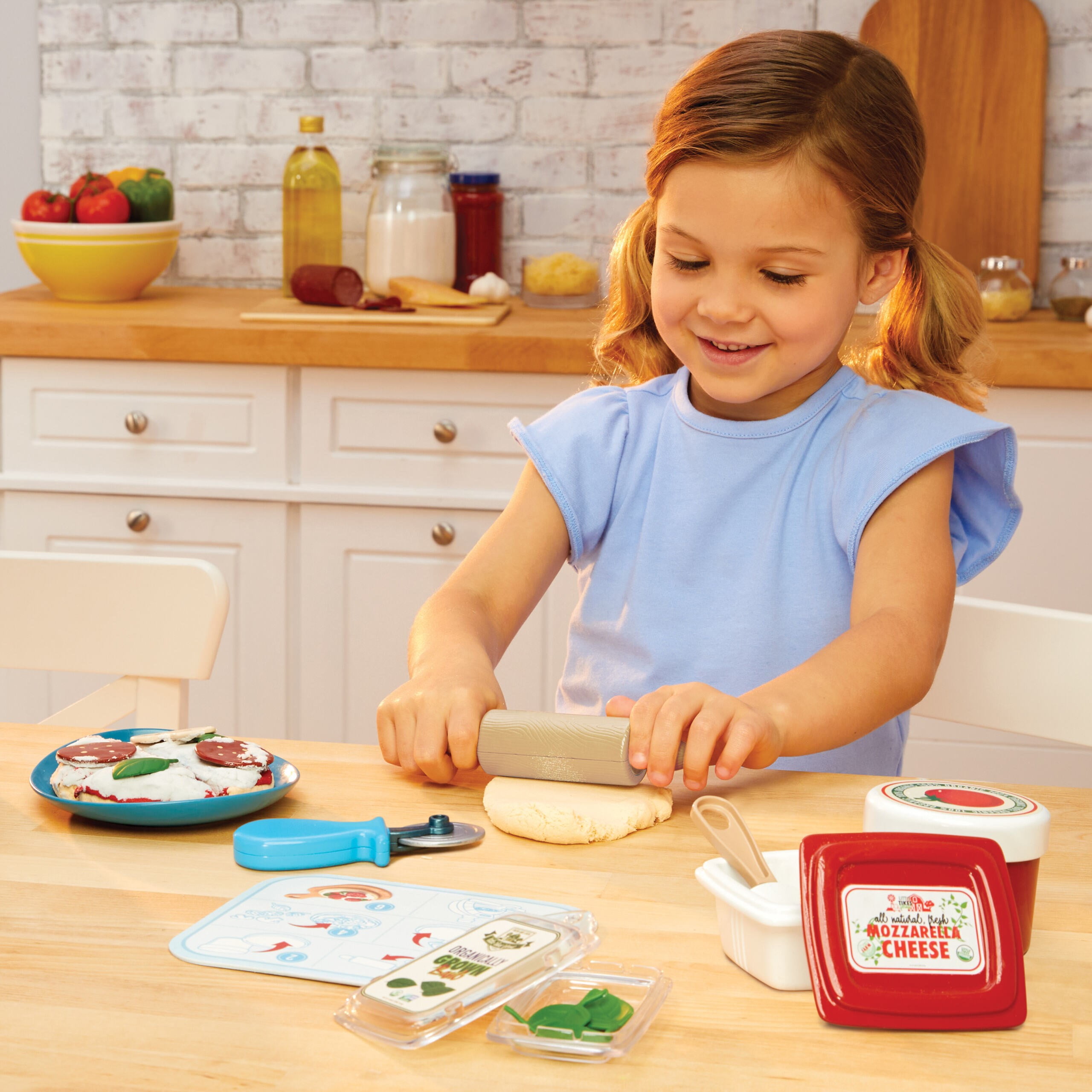 Little Tikes Creative Chefs Pizza Kit with Special Make-It Mix Play Sand, 18+ Accessories, Realistic Pretend Play Chef, Boys, Girls, Ages 3+