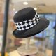 thumbnail image 2 of Sombrero de paja estilo Hepburn para mujer, sombrero de paja estilo Hepburn, Vintage, elegante, a cuadros, con diseño de lado ancho, protección UV, flexible, para vacaciones en la playa, 2 of 4