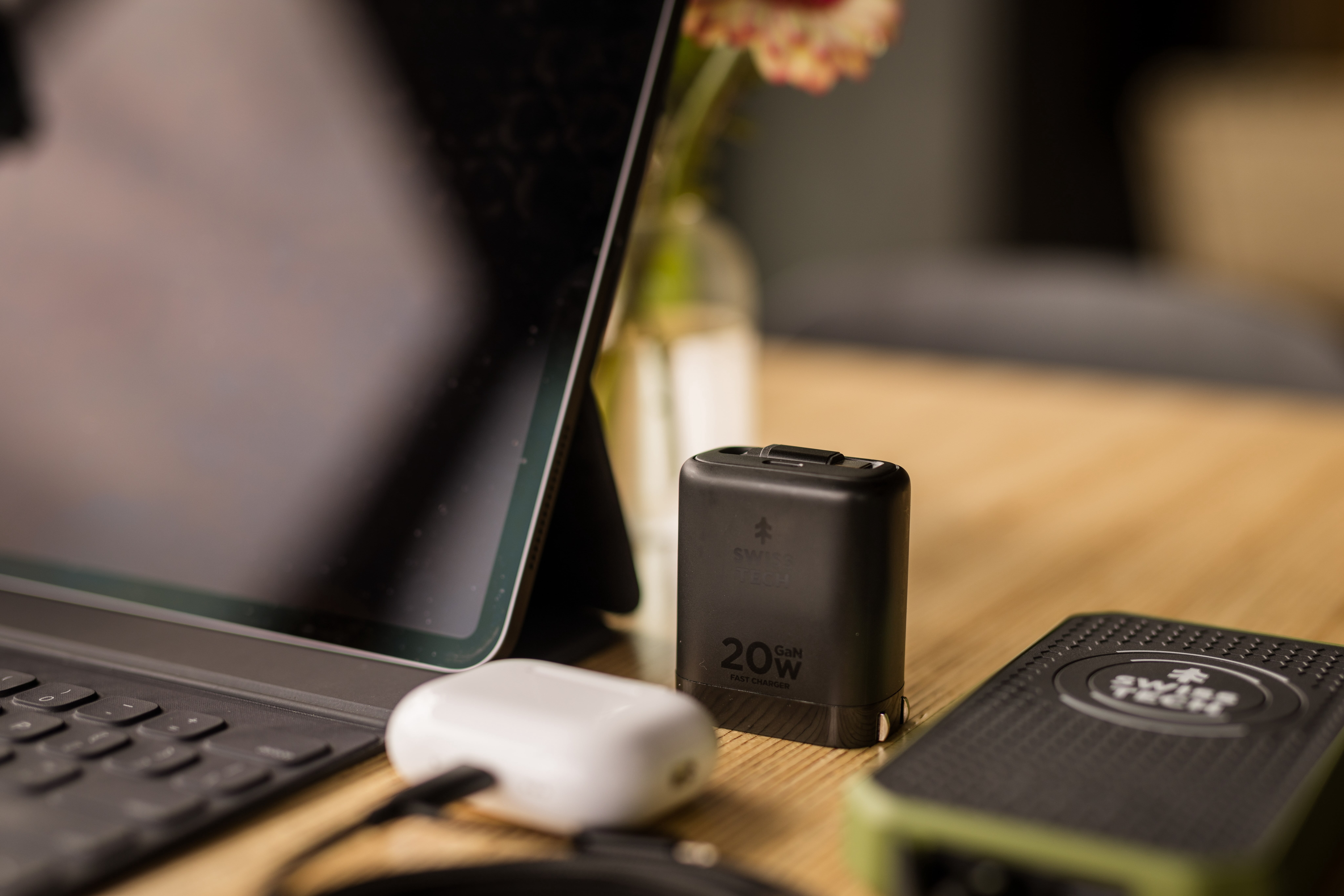 Swiss Tech Mussen 20W USB-C Wall Charger with Retractable Cable, Fast PD Charging