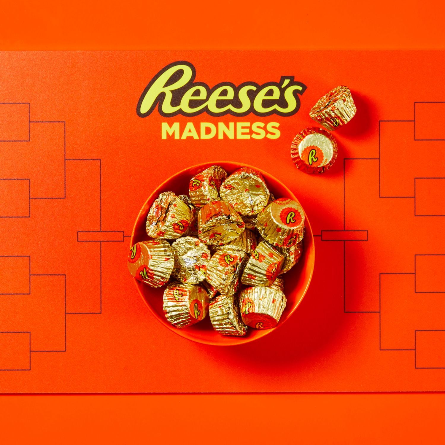 REESE'S Miniatures Milk Chocolate Peanut Butter Cups Candy, Bulk Candy, 35.6 oz, Party Bag