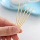 thumbnail image 2 of Palillos de dientes de madera de bambú, palillos de dientes redondos de madera de 500 piezas con caja transparente, doble cara resistente, 2 of 4