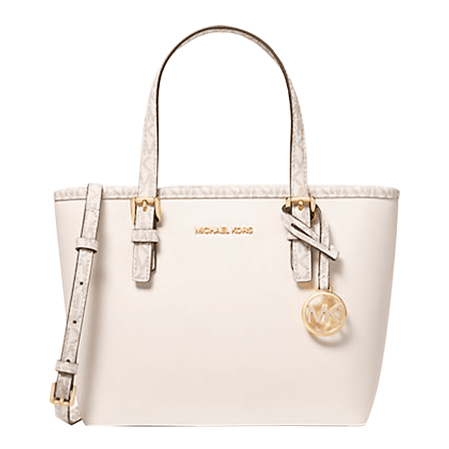 bolsa michael kors jet set travel xs tote crema Bolso tote extra‑pequeño crema de Michael Kors con silueta estructurada, doble asa superior y correa ajustable desmontable; logo metálico dorado MK colgante, cierre de cremallera y ribete en lona recubierta y poliéster. Medidas 27 x 19 x 10 cm; ideal para llevar lo esencial con compartimentos interiores para organización; a menudo se usa como bolso diario compacto para salida rápida.