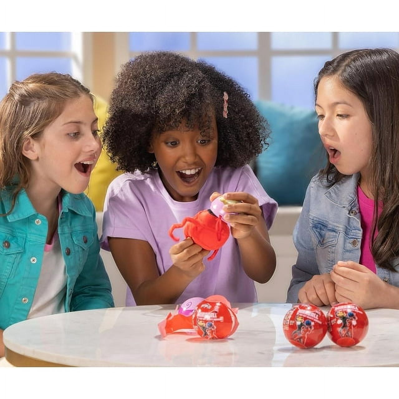  Miraculous Ladybug, 4-1 Surprise Miraball, paquete de 4,  juguetes para niños con bola de metal de personajes coleccionables, felpa  Kwami, calcomanías brillantes y cinta blanca (Wyncor) : Juguetes y Juegos