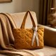 thumbnail image 4 of Bolsa de hombro acolchada de plumón para mujer, bolso de gran capacidad para trabajo, escuela, uso casual y desplazamiento diario, con correas ajustables., 4 of 6