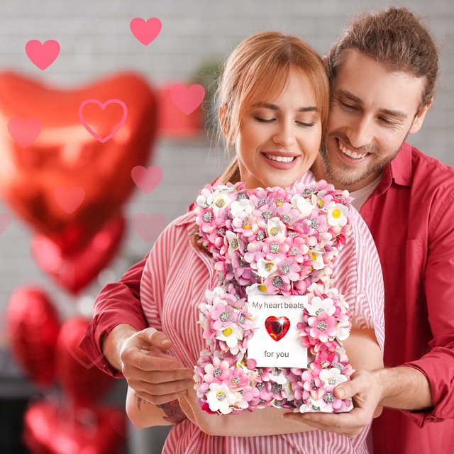 xihbxyly oso de espuma, diseño de rosa artificial realista color rosa. Figura decorativa frontal centrada cubierta de pequeñas flores y rosas artificiales con centros brillantes, tarjeta frontal visible; sostenido por dos personas frente a globos en forma de corazón; ideal como regalo romántico o decoración de aniversario.
