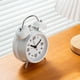 thumbnail image 2 of Bienvenido - Reloj despertador ruidoso para adultos que duermen profundamente, silencioso, sin tictac, con dos campanas para dormitorio, analógico, con pilas y luz de fondo (4 pulgadas, blanco), 2 of 5