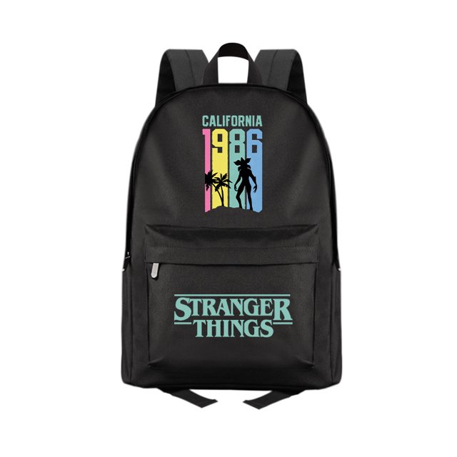 american drama stranger things 4 mochila escolar stranger things bandolera de lona de gran capacidad negra, vista frontal con gráfico 'California 1986' en amarillo, rosa y azul y silueta, bolsillo delantero con logo 'STRANGER THINGS' verde agua, correas acolchadas ajustables, espalda acolchada y asa superior; lona resistente y fácil de limpiar, también adecuada para llevar libros y material escolar.