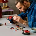 thumbnail image 3 of LEGO Marvel Le Buste d’Iron Spider-Man, Ensemble de Construction à Collectionner pour Adultes 76326, 3 of 7