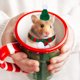 thumbnail image 4 of 20 mini gorros de Papá Noel, bufandas navideñas, adornos para botellas de vino, pequeños gorros y bufandas artesanales., 4 of 5