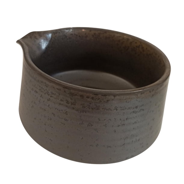Cuenco japonés para matcha con boquilla para verter el té, hecho a mano para matcha japonés. marrón