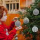 thumbnail image 4 of Adorno Navideño de Terciopelo con Incrustaciones | Adorno Colgante para Árbol con Brillo | 8 Cm (3,15 Pulgadas) de Diámetro | Opciones: Azul, Rojo, Verde y Gris | Juego de 1 Pieza, 4 of 6