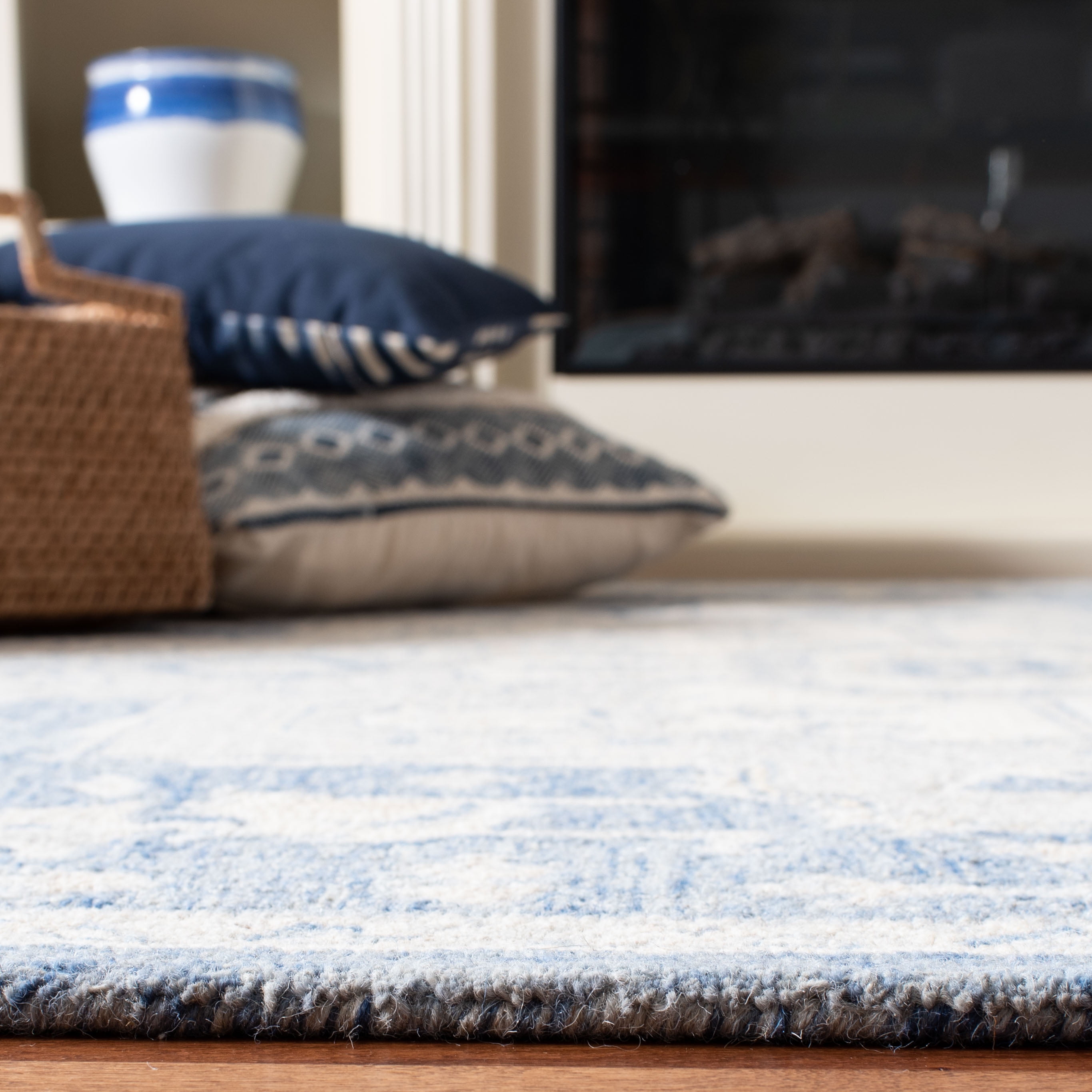 Safavieh Micro-Loop Braylon Floral Area Rug, Blue/Ivory, 5' x 5' Round