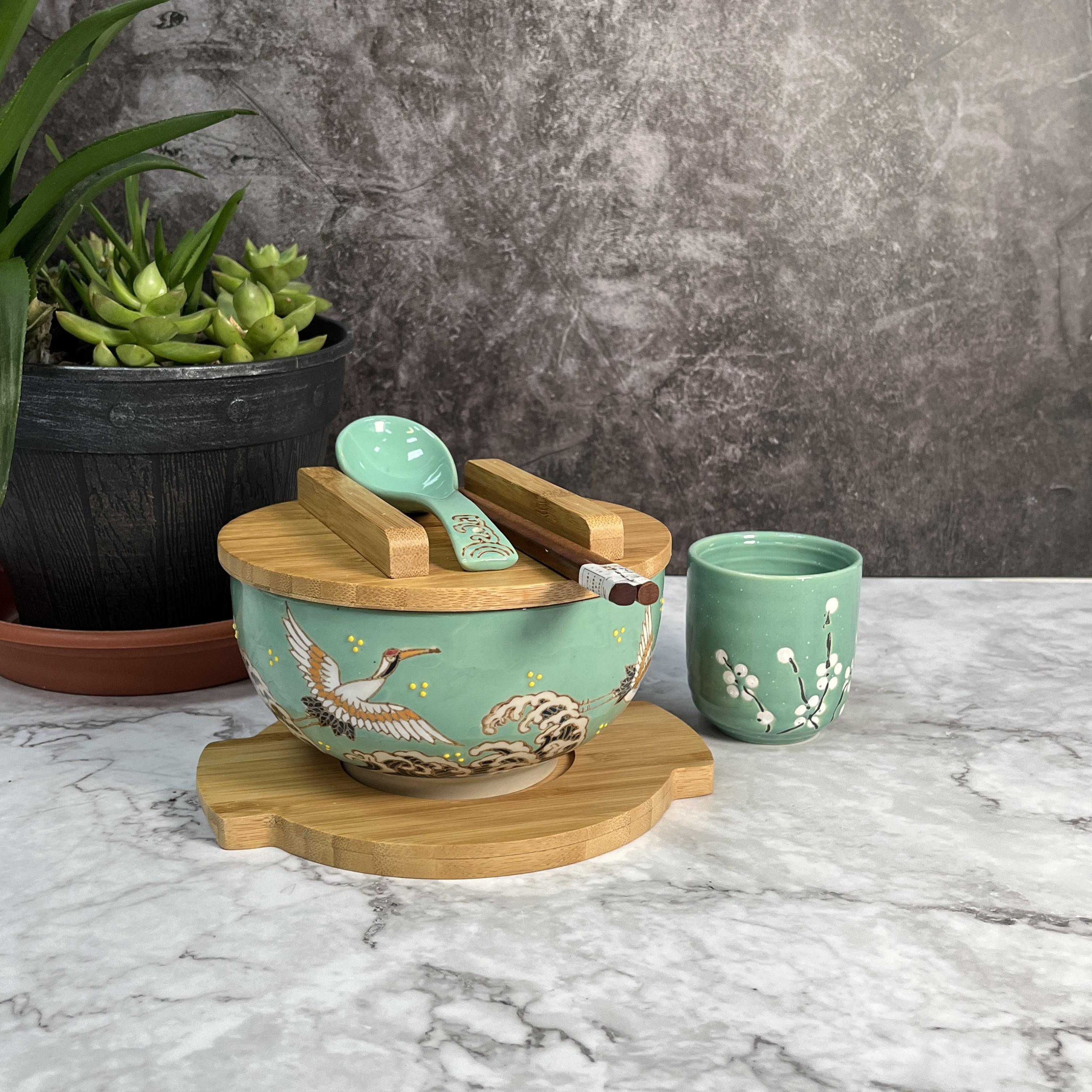 Ramen Bowl Japanese Crane Design Kamameshi Style Green Ceramic Rice Bowl Noodle Bowl with Bamboo Lid Tray Chopsticks, 24 fl oz Bowl, Home Living Gift Idea, Bowl for Udon